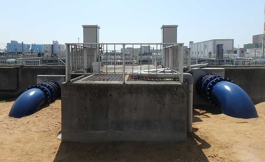 東部浄化センター流入渠（左右の青い管です）