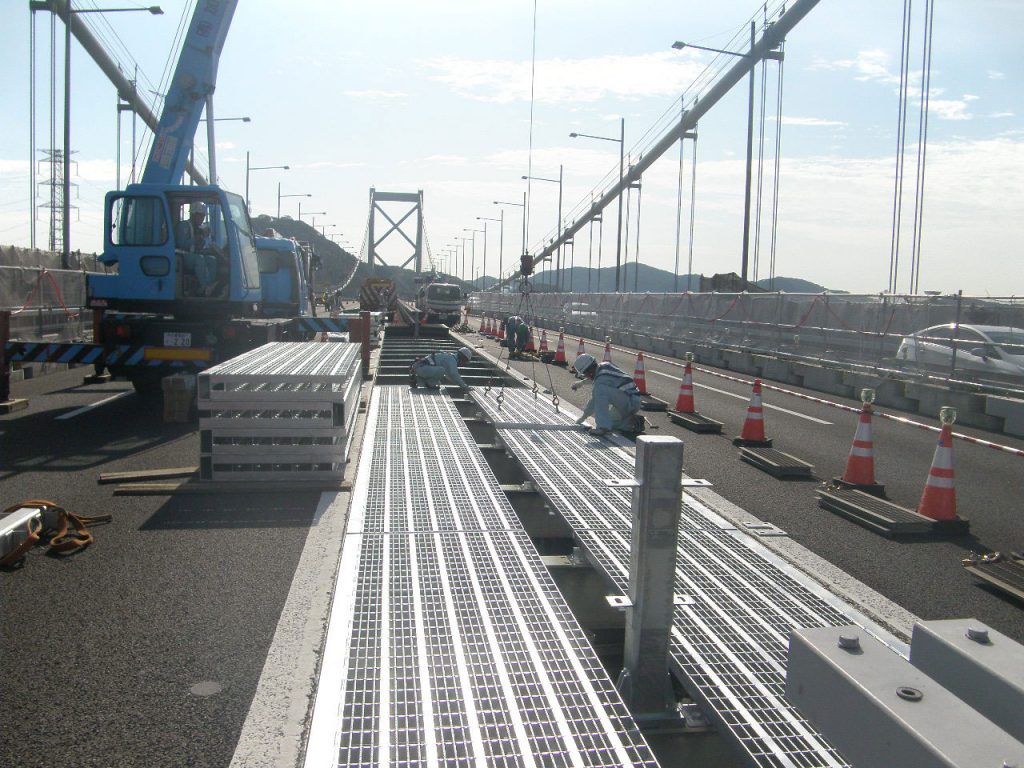 グレーチング床版取替工事中