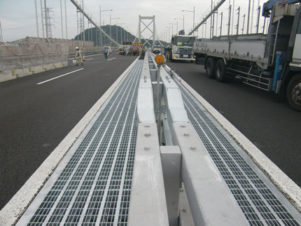 グレーチング床版取替工事中