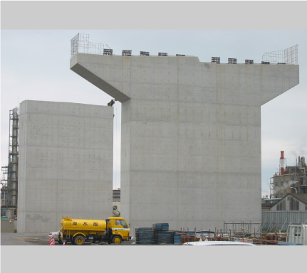 栄川西岸の橋脚２基完成