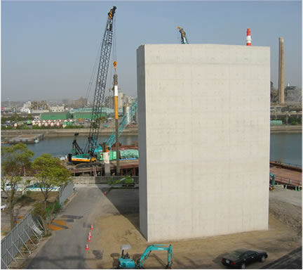 栄川西岸の橋脚２基完成