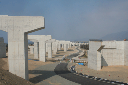 綾羅木高架橋　橋台３基及び橋脚（手前より５基施工）