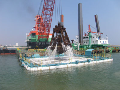 海中浚渫状況