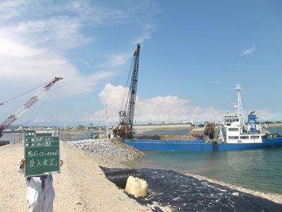 運搬船より捨石投入状況
