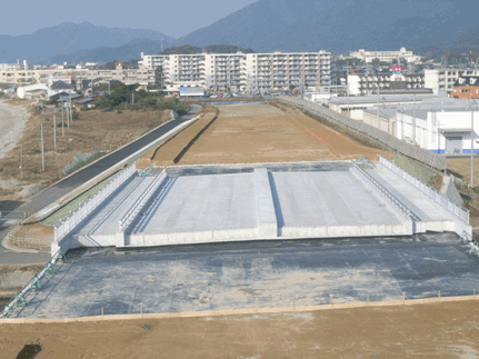 安岡地区第２改良工事(手前軽量盛土・奥側路床盛土)